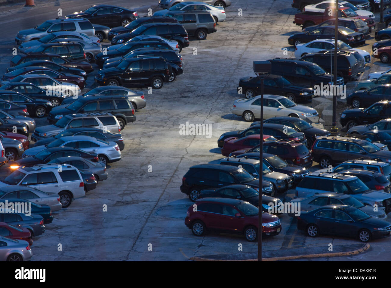 LINIEN VON PARKENDEN AUTOS S PARKPLATZ Stockfoto