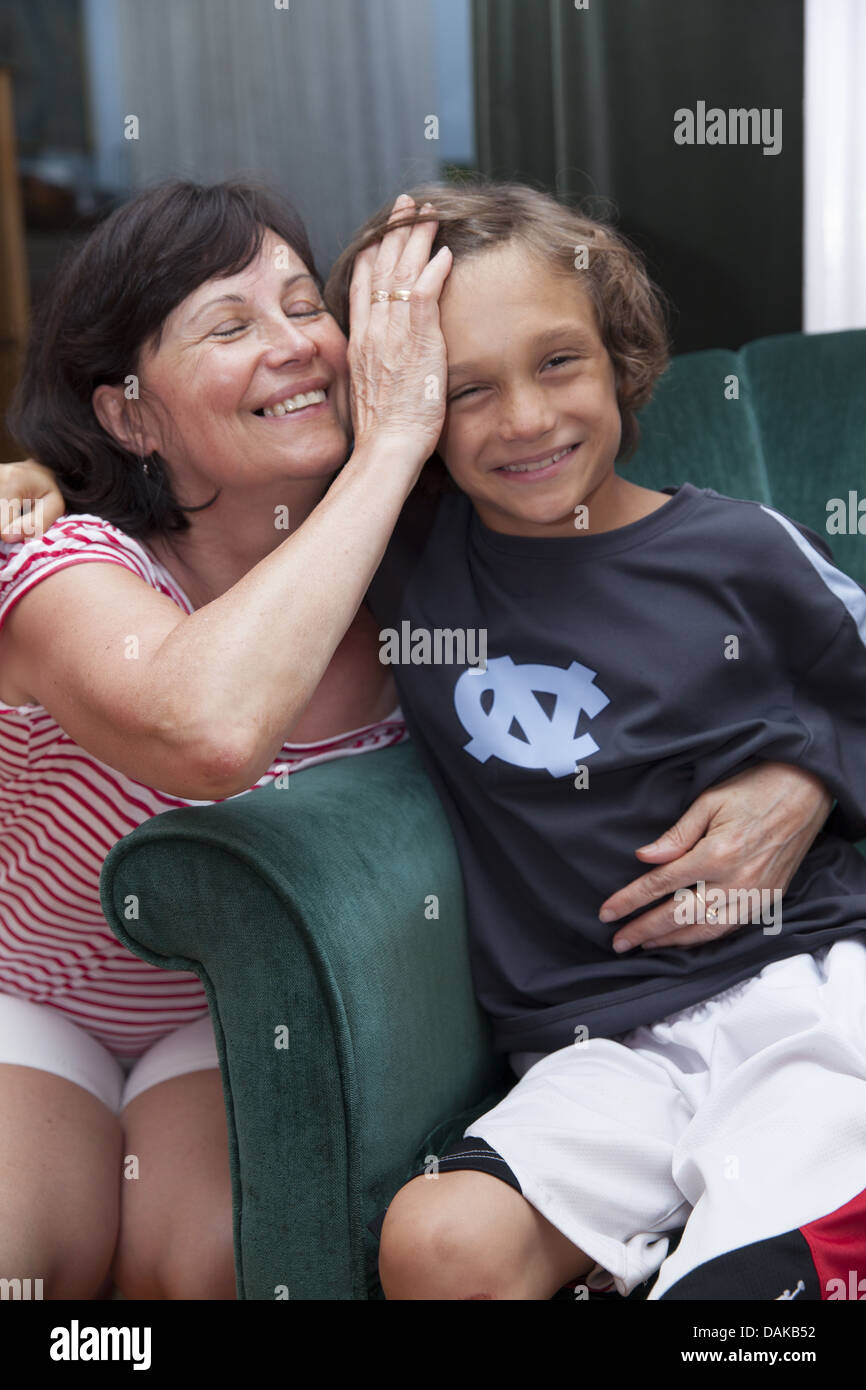Junge Oma aus Polen sucht besucht ihren amerikanischen geborenen Enkel in Connecticut Stockfoto