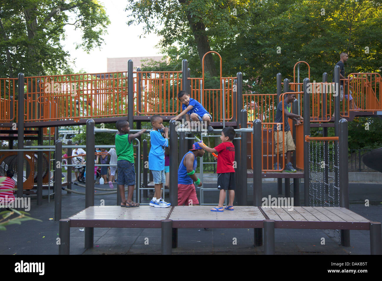Kinder vergnügen sich auf dem Spielplatz im Prospect Park, Brooklyn, NY Stockfoto