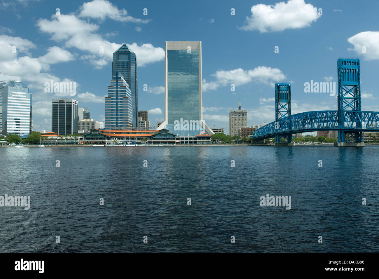 ST. JOHNS RIVER SKYLINE VON DOWNTOWN JACKSONVILLE FLORIDA USA Stockfoto