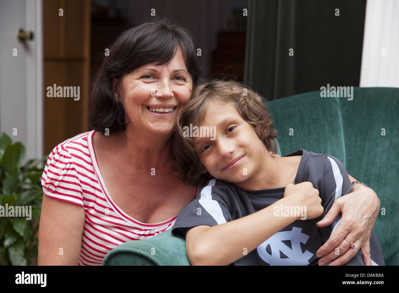 Junge Oma aus Polen sucht besucht ihren amerikanischen geborenen Enkel in Connecticut Stockfoto