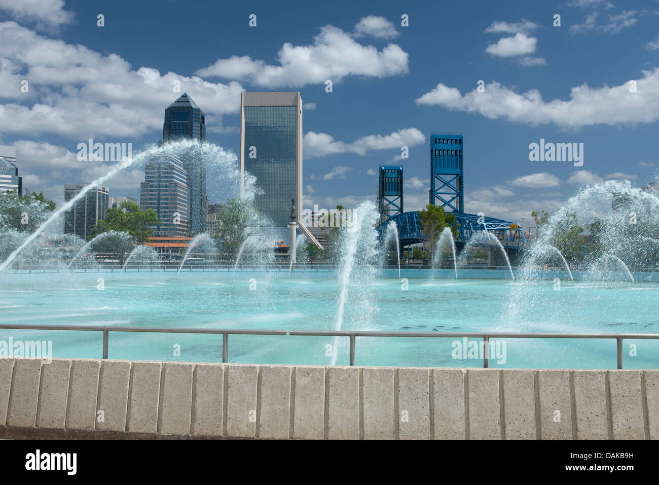 FREUNDSCHAFT BRUNNEN (© TAYLOR HARDWICK 1963) ST. JOHNS RIVER PARK SKYLINE VON DOWNTOWN JACKSONVILLE FLORIDA USA Stockfoto