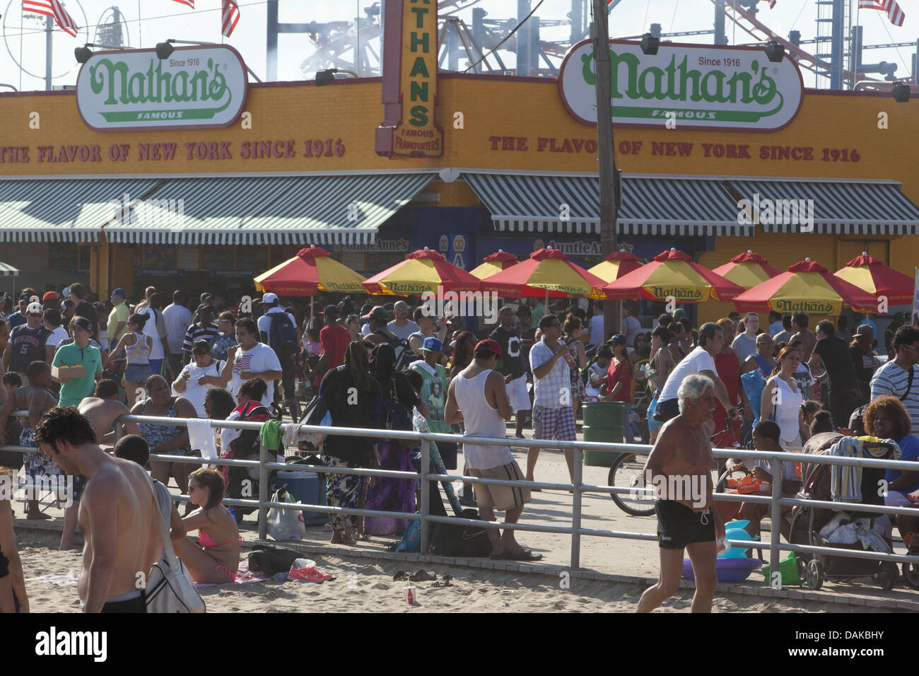 Berühmte Nathan Hotdogs sind ein Grundnahrungsmittel für Strandurlauber auf Coney Island, Brooklyn, NY. Stockfoto