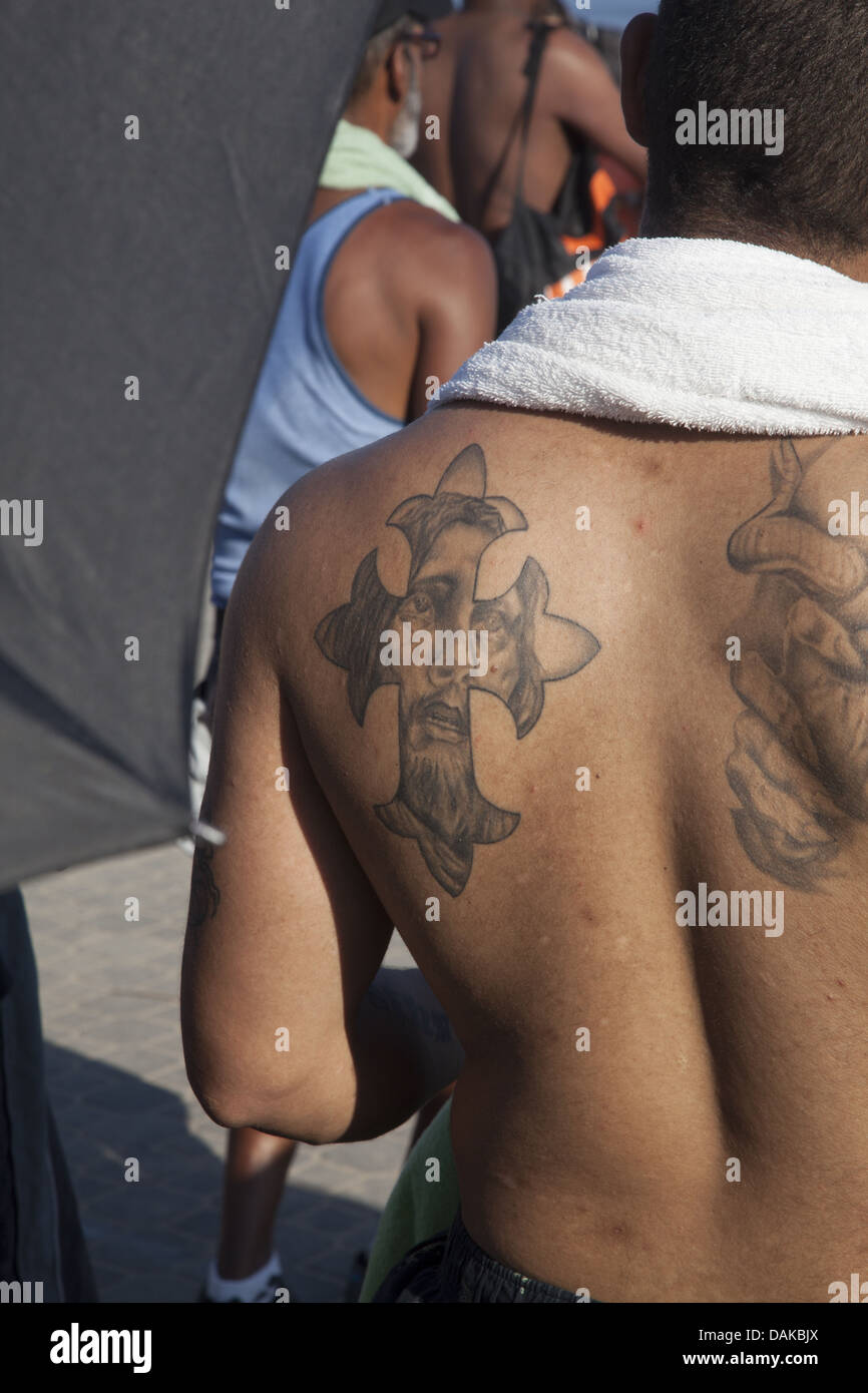 Mann mit Tattoos auf seinem Rücken, Coney Island, Brooklyn, NY. Stockfoto