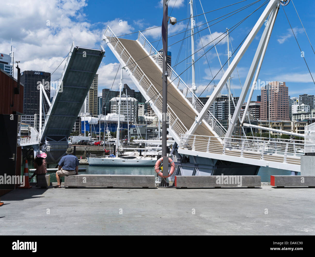 Dh Viaduct Basin AUCKLAND NEUSEELAND Paar beobachten Wynyard Kreuzung Te Wero Brücke öffnen Hafen moderne Stockfoto