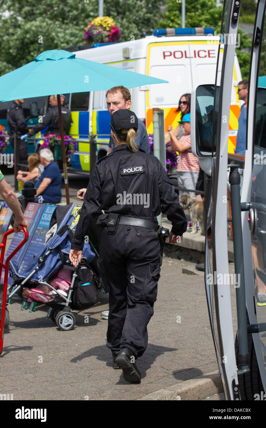 Sicherheit weibliche Polizisten Bomben - Sprengstoff vor Königlicher Besuch in Bowness auf Windermere gesucht Stockfoto