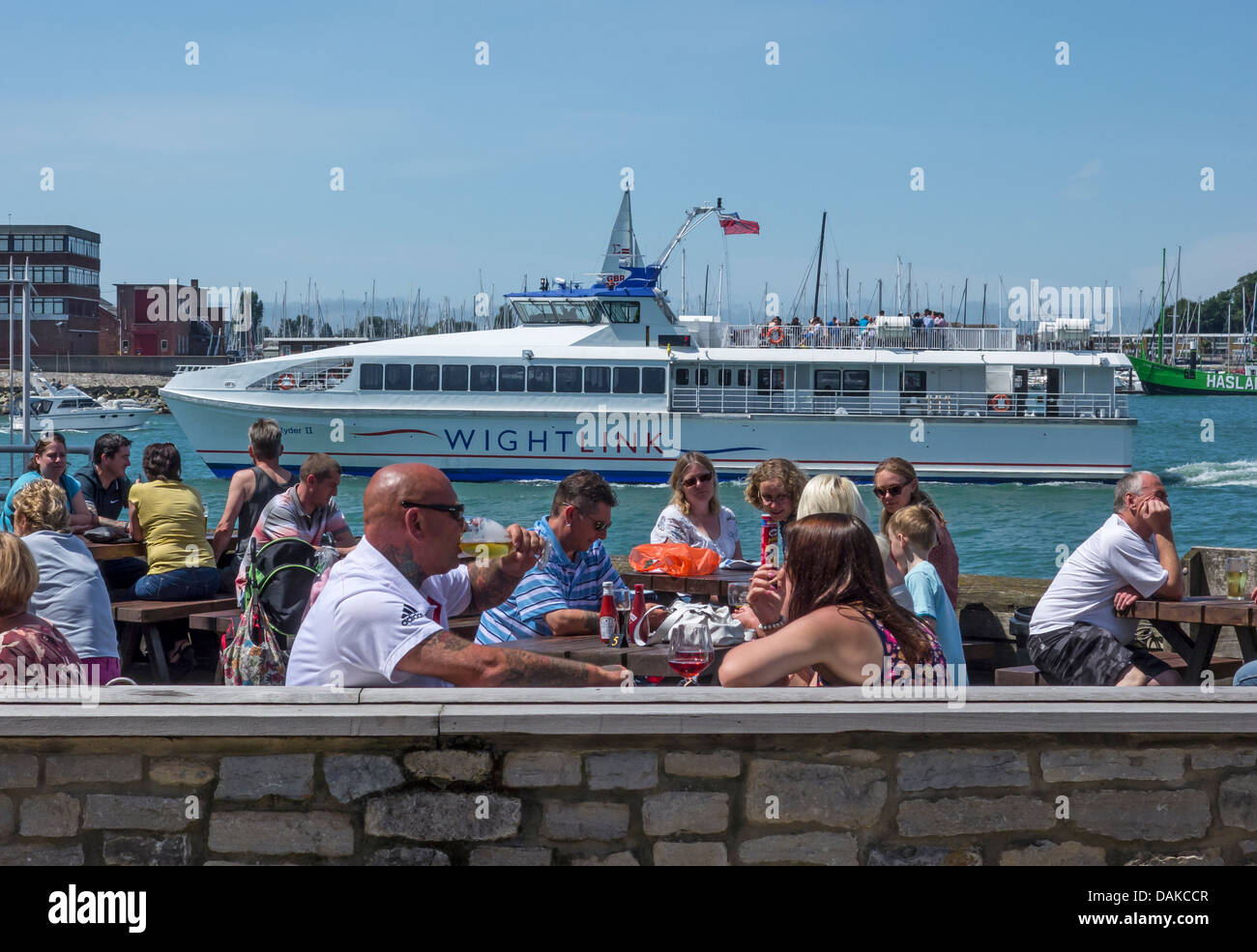 WightLink schnelle Fähre Menschen im Westen und noch am Ufer Pub trinken Stockfoto