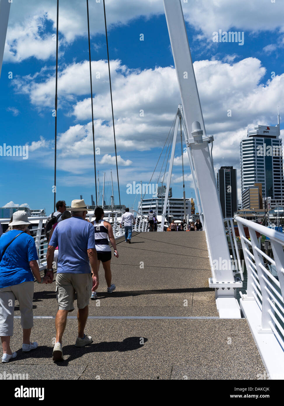 dh Viaduct Basin AUCKLAND NEW ZEALAND Auckland Waterfront Passanten Wynyard Crossing Te Wero Brücke Stockfoto