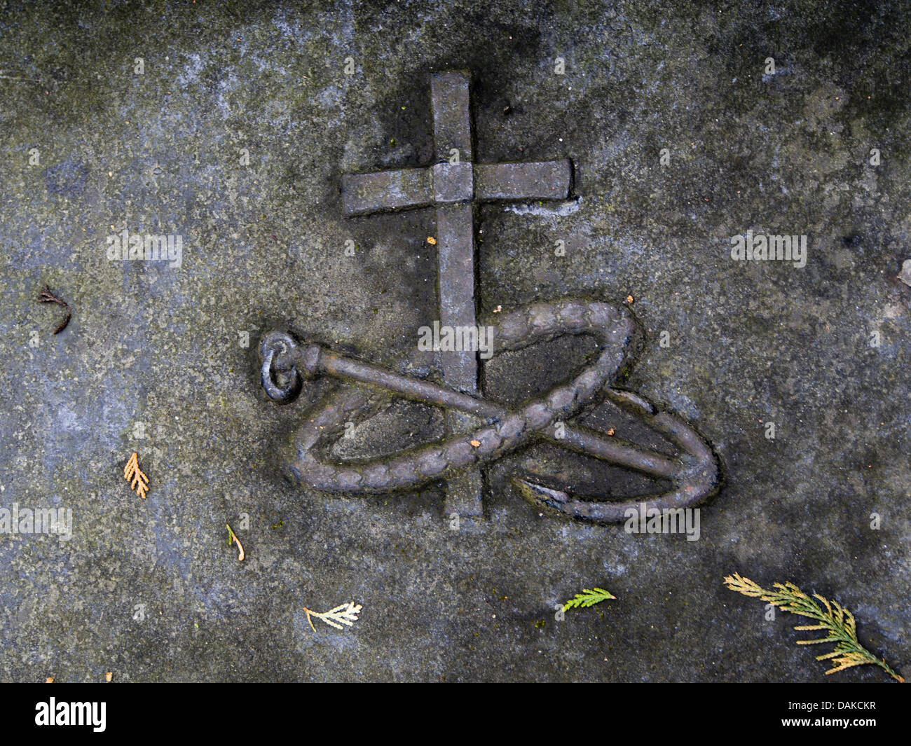 Metallrelief Verankerungsring und Kreuz auf einem Grabstein in Stavanger Norwegen Stockfoto
