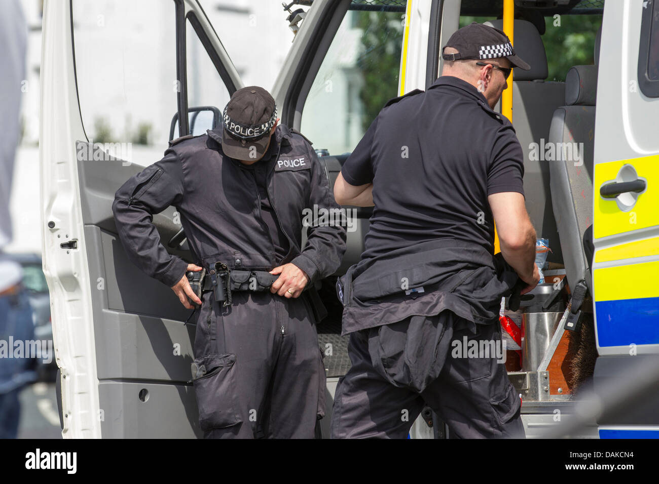 Sicherheit weibliche Polizisten Bomben - Sprengstoff vor Königlicher Besuch in Bowness auf Windermere gesucht Stockfoto