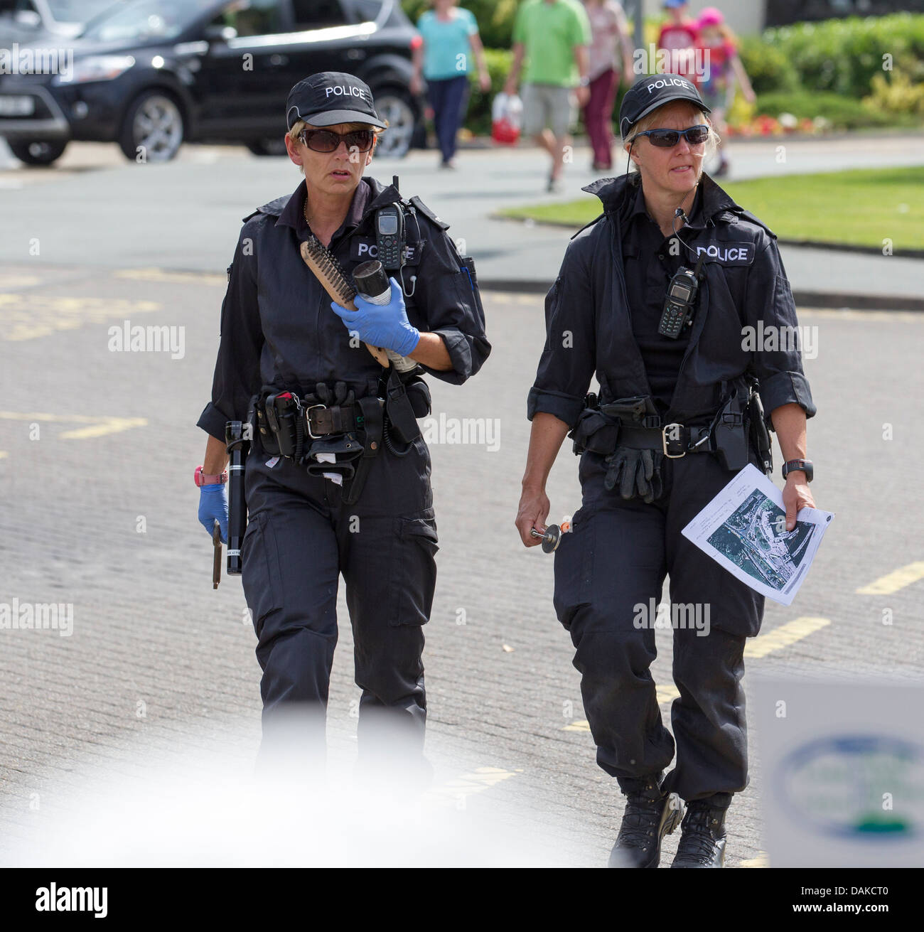 Sicherheit weibliche Polizisten Bomben - Sprengstoff vor Königlicher Besuch in Bowness auf Windermere gesucht Stockfoto