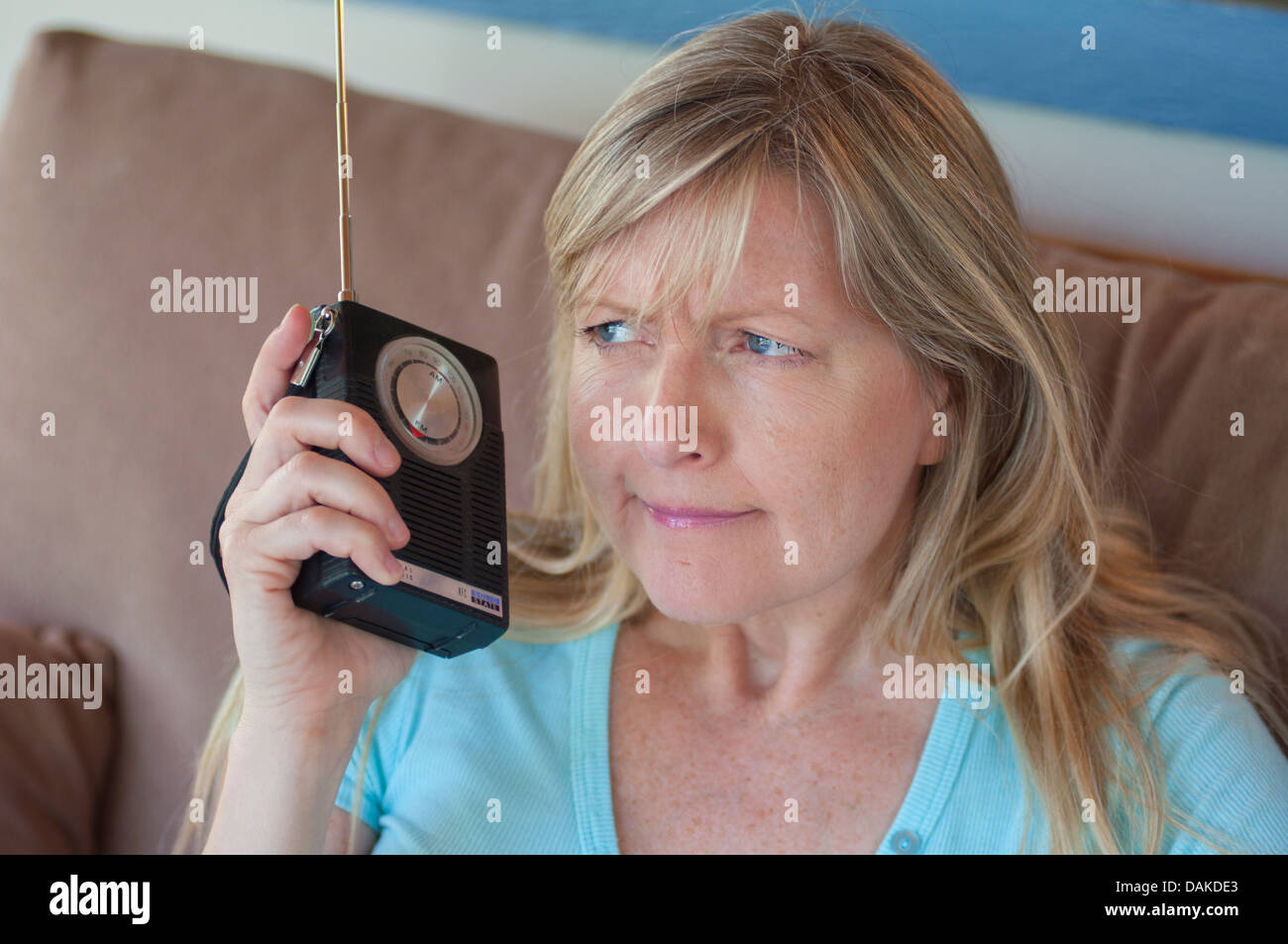 Frau mit unsicher Ausdruck Radio hören. Stockfoto