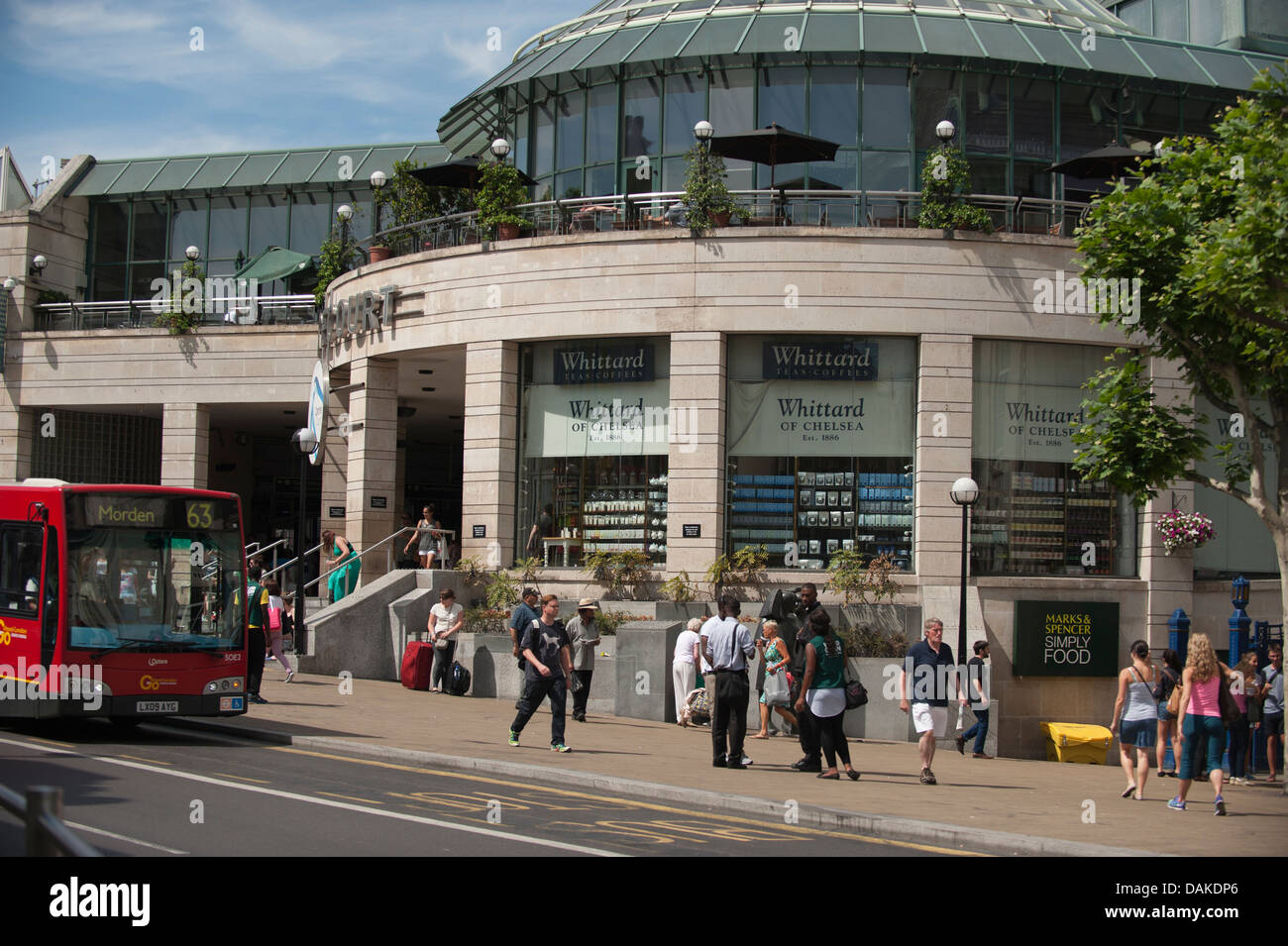 Straßenszene in Wimbledon Stadtzentrum mit Eingang zum Centre Court Shopping Center Stockfoto