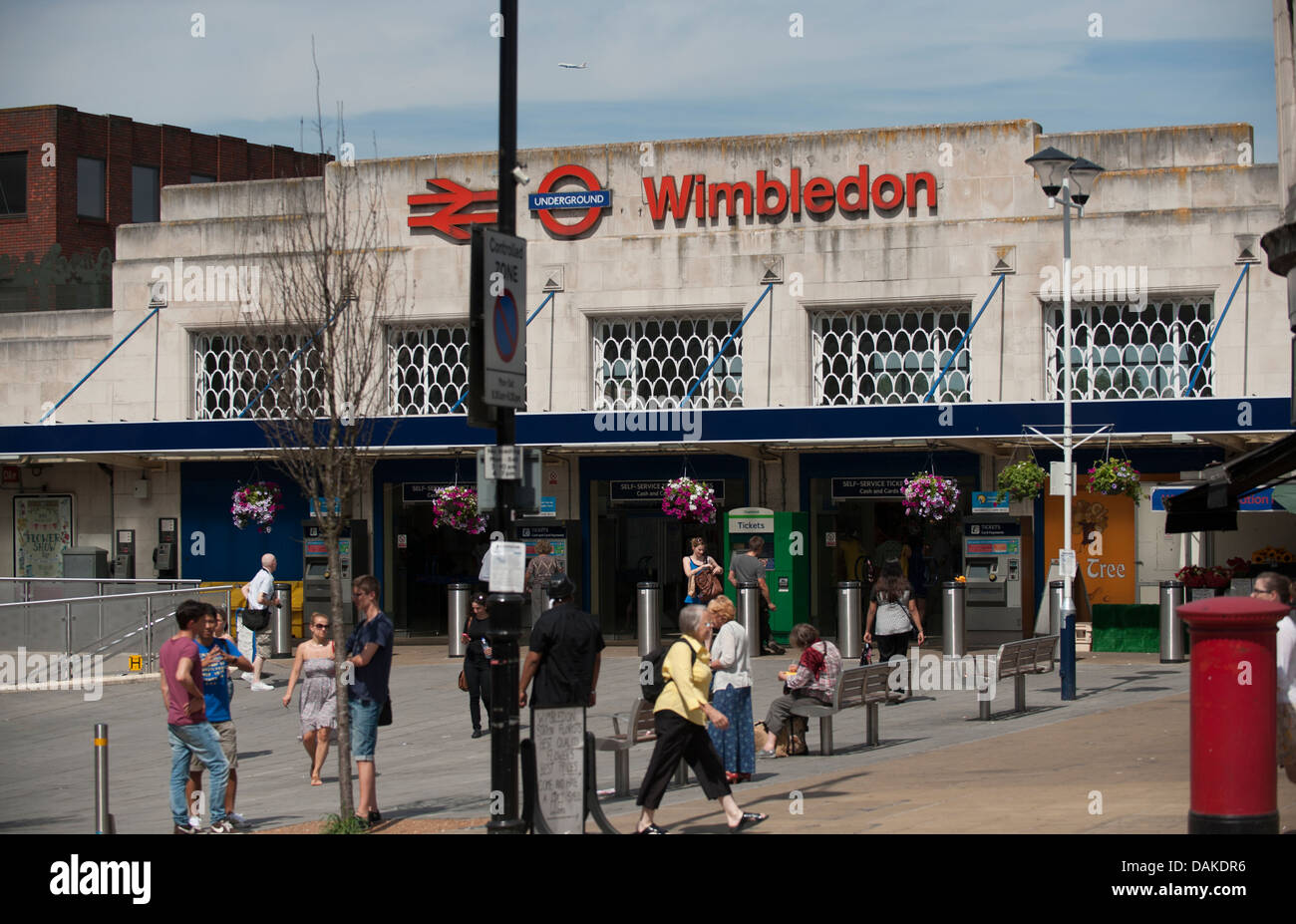 Straßenszene in Wimbledon Stadtzentrum mit Art-deco-Gebäudeeingang zum Bahnhof und u-Bahn Stockfoto