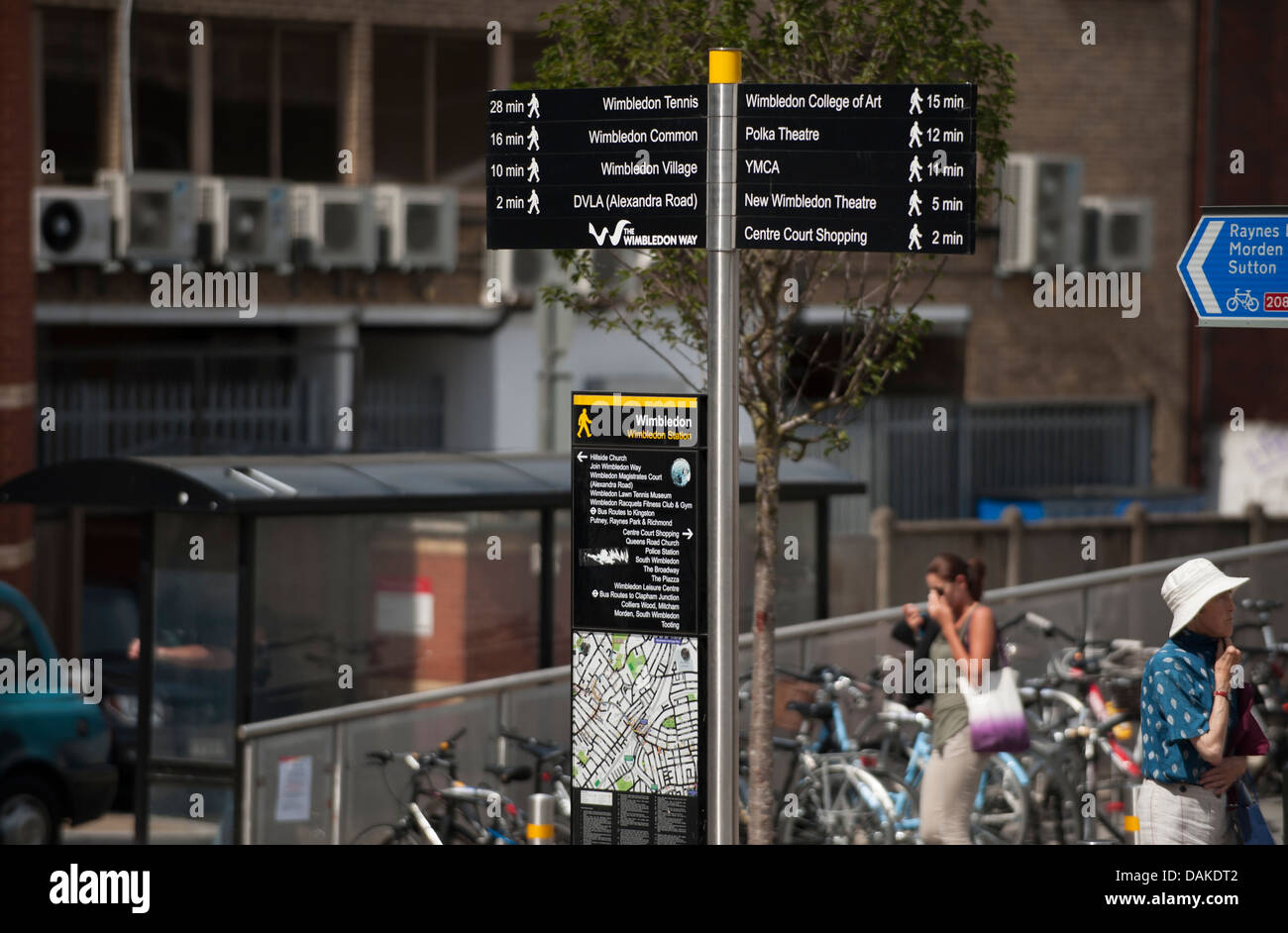 Straßenszene in Wimbledon Stadtzentrum mit Fußgängerzone Hinweisschild Stockfoto
