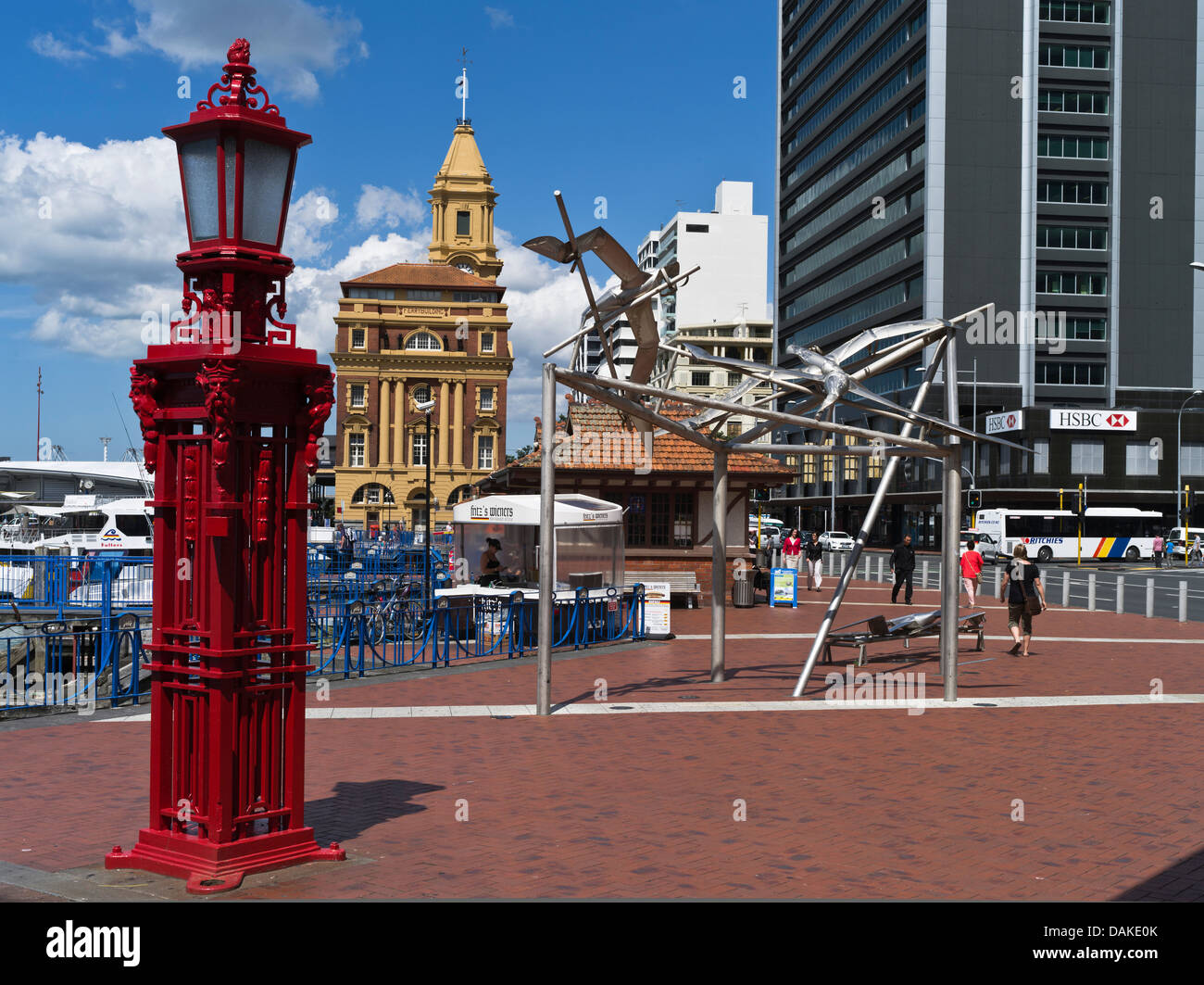 Dh Quay Street Auckland New Zealand Auckland Waterfront Straße Gehweg alte Dock lampe Beiträge und Skulptur Kunst Stockfoto
