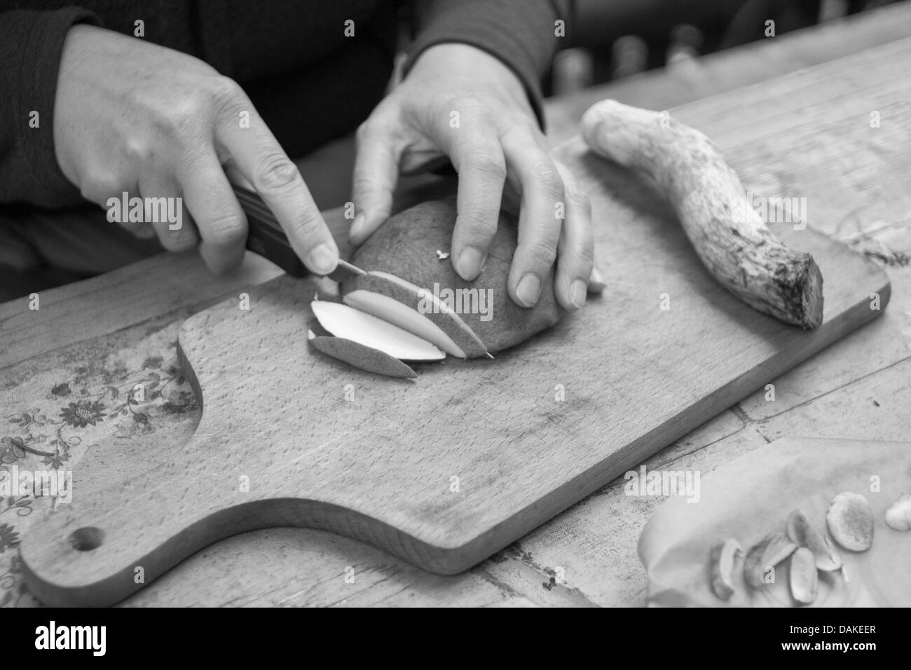Schneiden Sie Pilze zum Trocknen Stockfoto