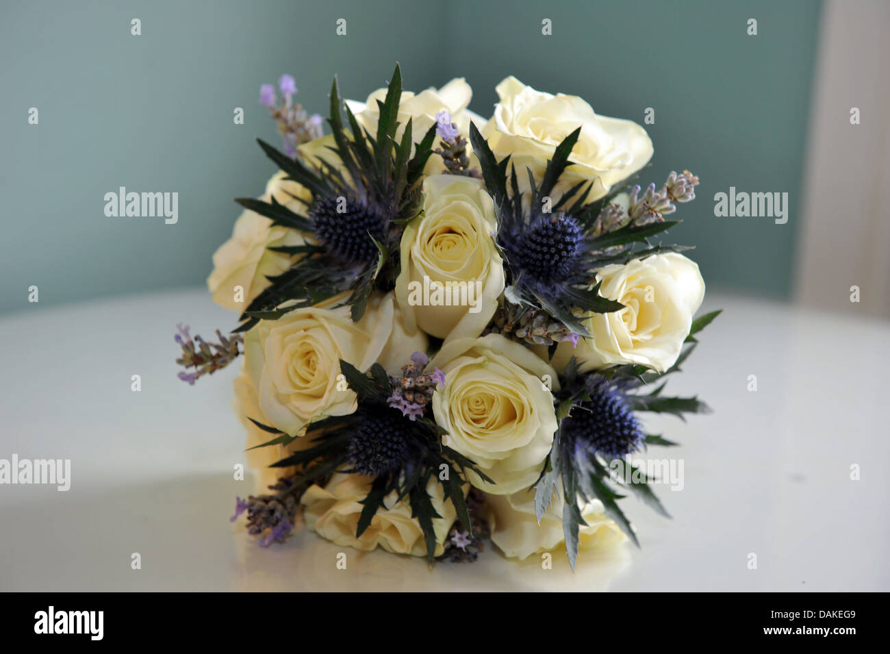 Brautstrauß aus weißen Rosen und lila Heidekraut Stockfoto