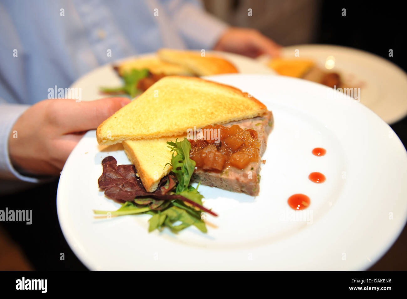 Ein Teller mit Pastete und Melba Toast wird bei einer Hochzeitsfeier serviert. Stockfoto
