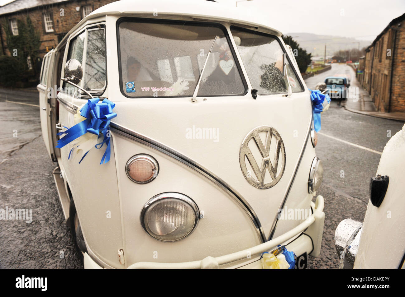 Camper van VW Hochzeitsauto auf einen nassen Hochzeitstag UK. Stockfoto
