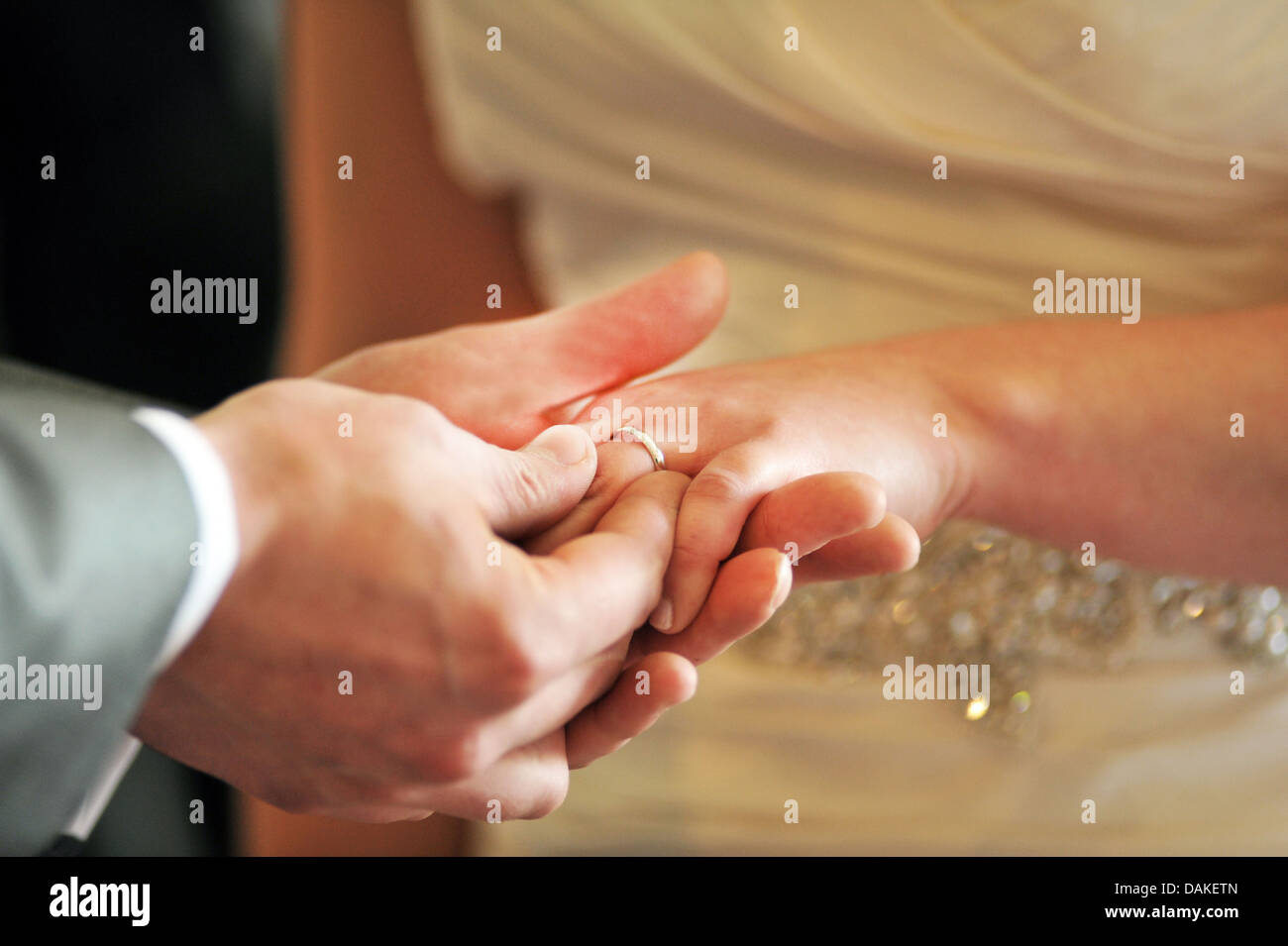 Braut und Bräutigam wechseln Hochzeit Ringe während der Hochzeitszeremonie. Stockfoto