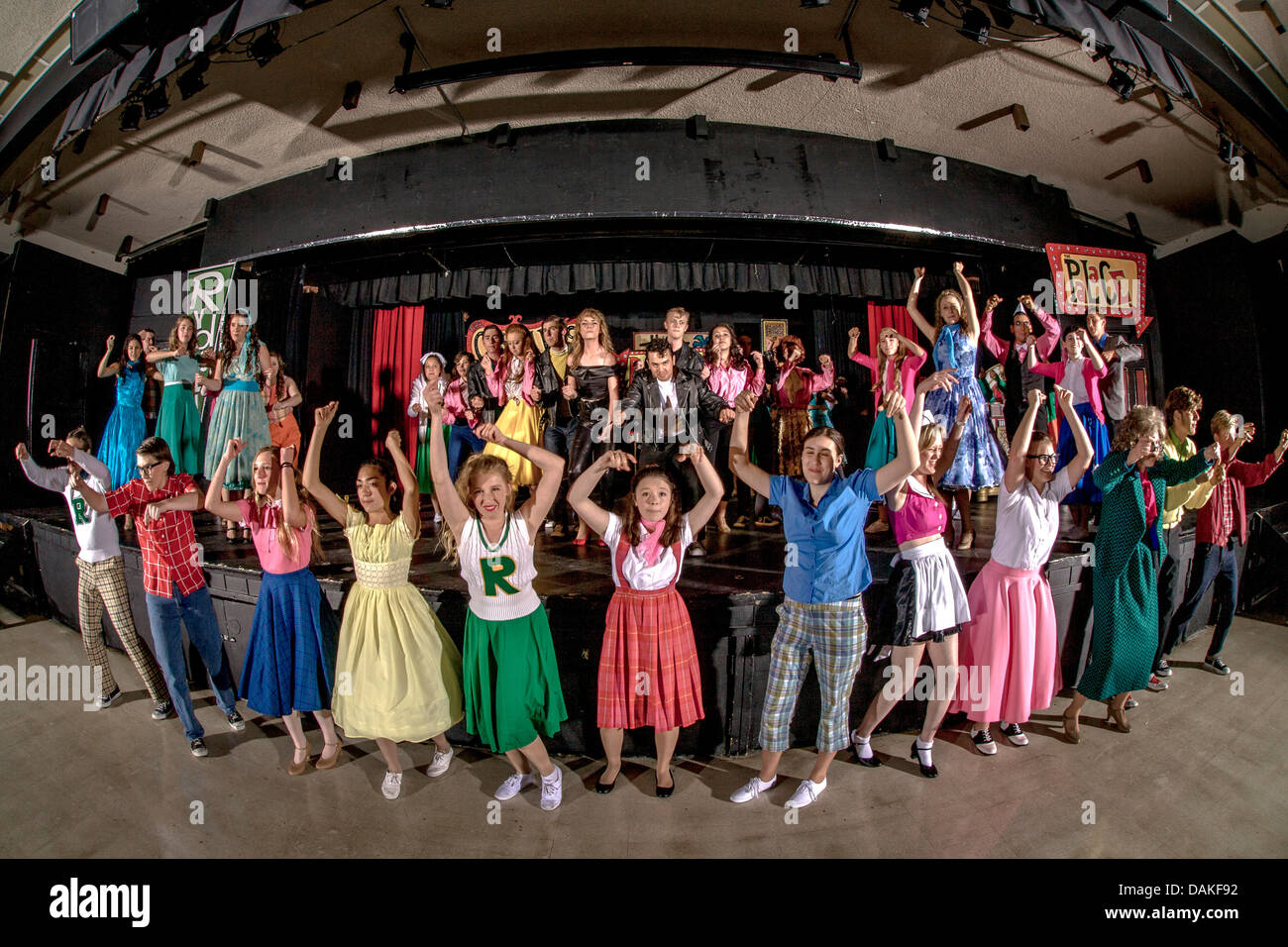 In der 1950er Jahren Kleidung führt die Besetzung einer California Student-Produktion des Musicals "Grease" Ensemble-Reihe. Stockfoto