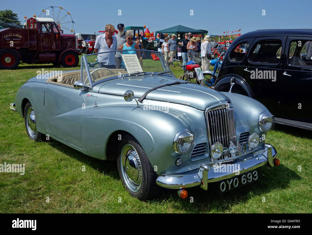 Ein 1954 mk1 Sunbeam Alpine auf einem Jahrmarkt in Cornwall, Großbritannien Stockfoto