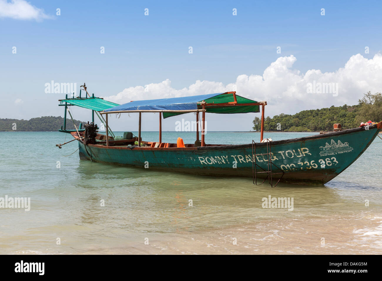 Boot vor Anker am Bamboo Island, Sihanoukville, Kambodscha, Südost-Asien zu reisen. Stockfoto