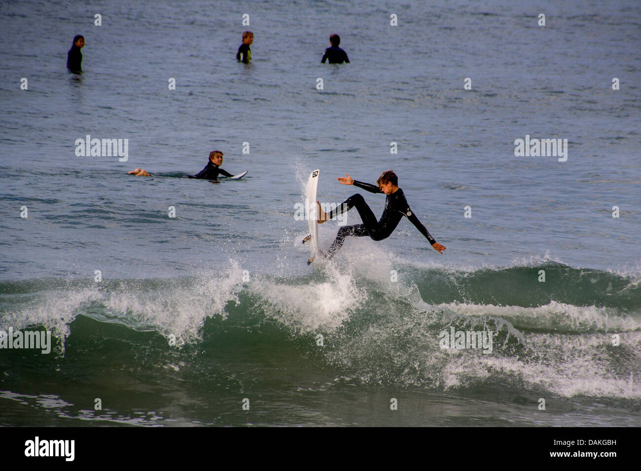 Teen jungen und Mädchen Mitglieder von San Clemente, CA, High School Surf Team Praxis in Neoprenanzüge im kalten Pazifik Wasser. Stockfoto
