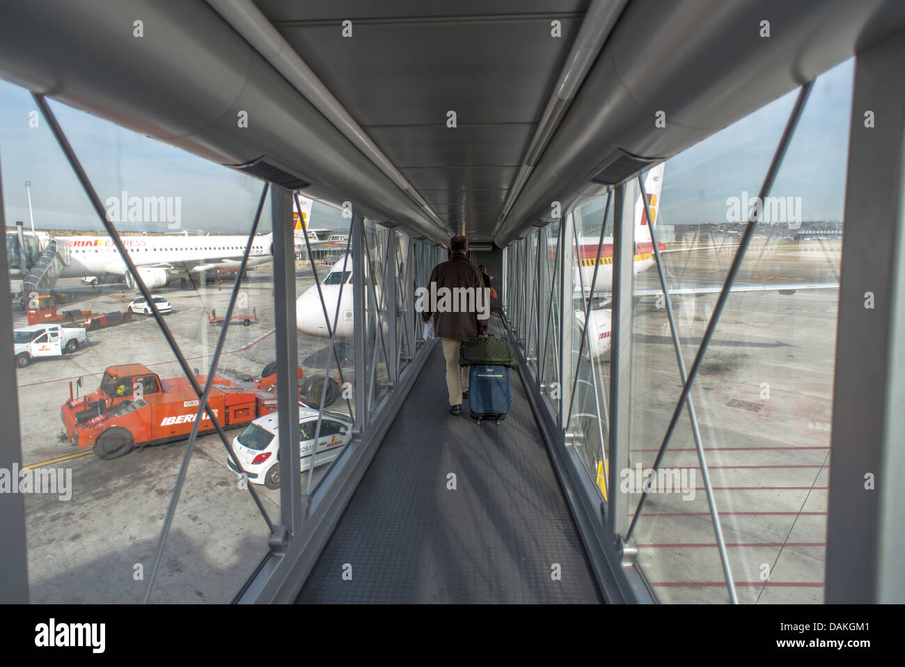 Geschäftsleute, ziehen seine Trolley-Tasche in das Flugzeug, Madrid, Barajas Airport, Spanien Stockfoto