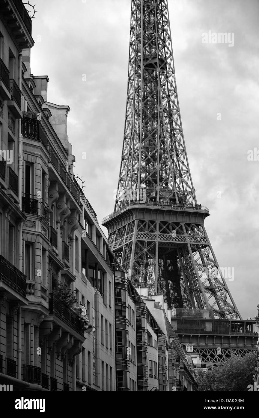 Schwarz / weiß-Blick auf Eiffelturm mit französischer Architektur in Paris Frankreich Stockfoto