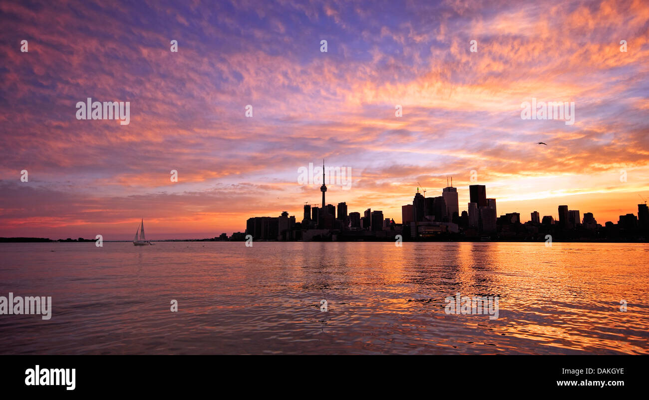 Toronto Skyline entlang des Hafens bei Sonnenuntergang Stockfoto
