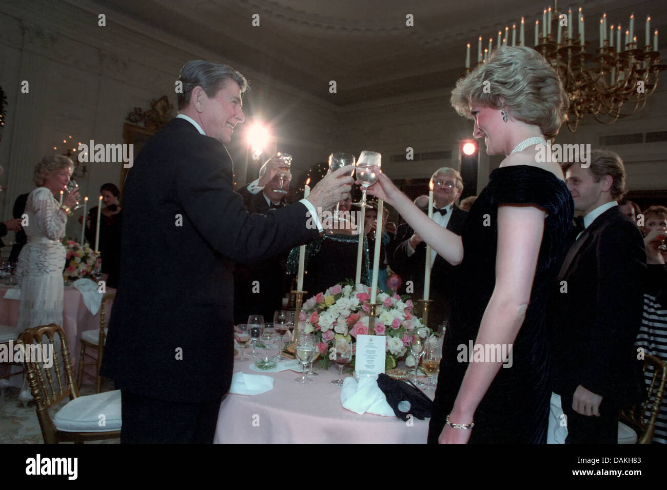 US-Präsident Ronald Reagan Toast Diana, Princess of Wales beim White House Gala Dinner 9. November 1985 in Washington, DC. Stockfoto