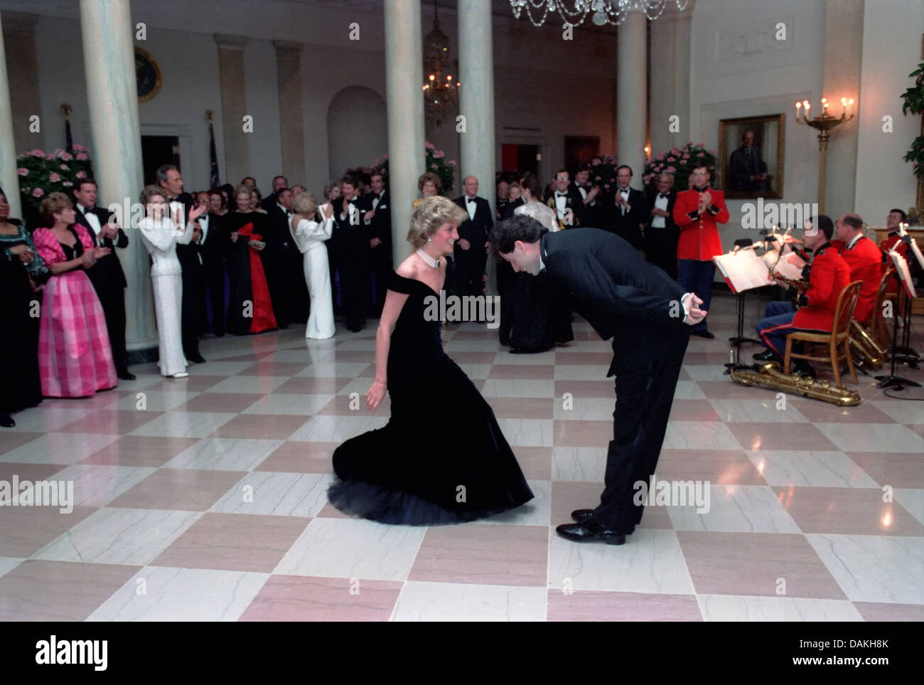Schauspieler John Travolta verbeugt sich Diana, Princess of Wales nach ihren Tanz beim White House Gala Dinner 9. November 1985 in Washington, DC. Stockfoto