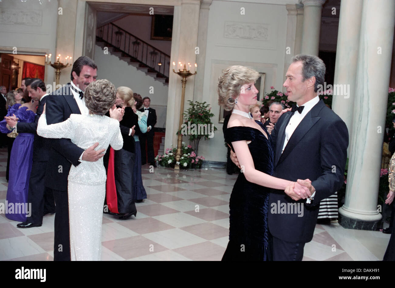 Diana, Princess of Wales Tänze mit Schauspieler Clint Eastwood als First Lady Nancy Reagan Tänze mit dem Schauspieler Tom Selleck beim White House Gala Dinner 9. November 1985 in Washington, DC. Stockfoto