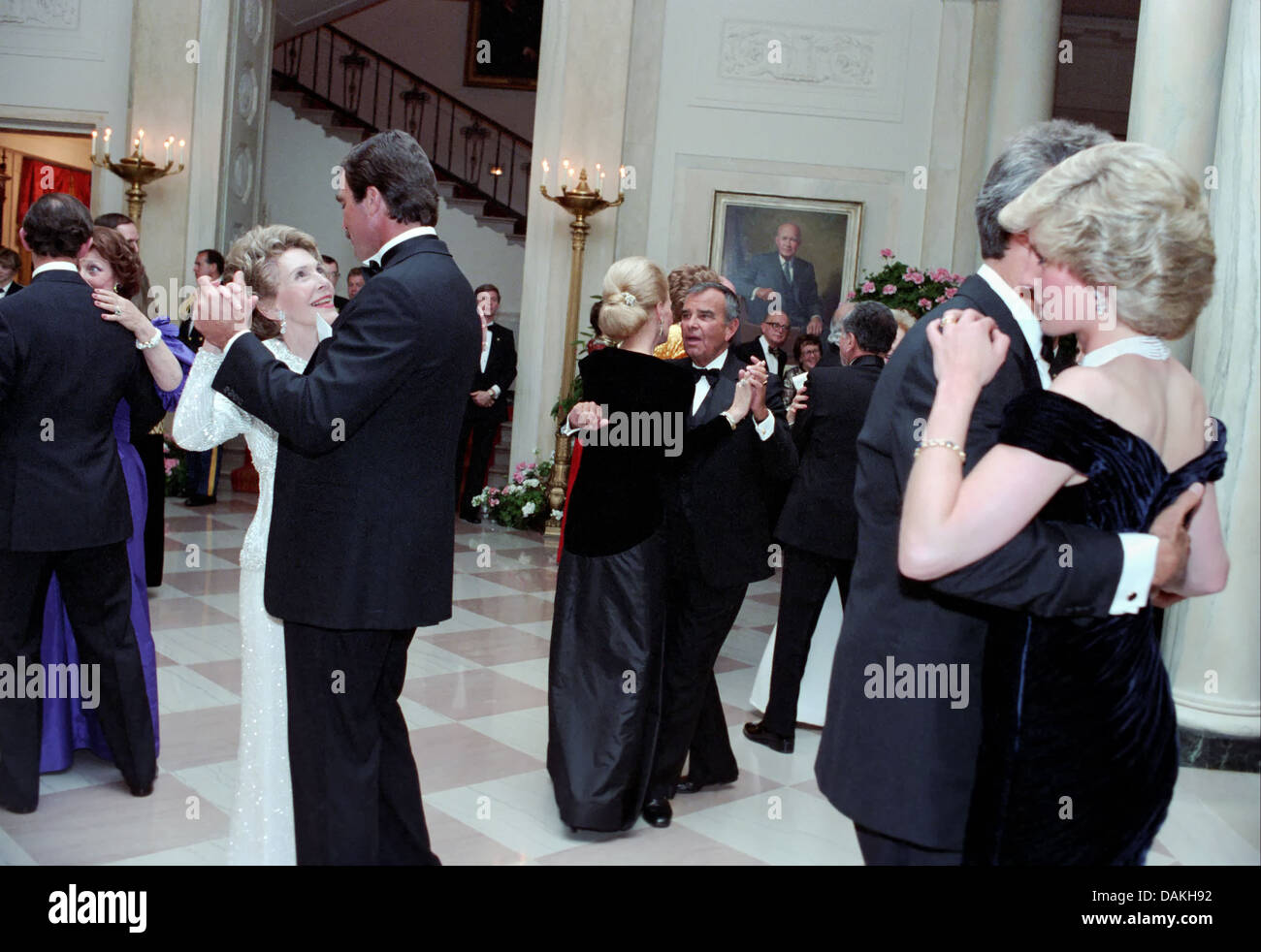 Diana, Princess of Wales Tänze mit Schauspieler Clint Eastwood als First Lady Nancy Reagan Tänze mit dem Schauspieler Tom Selleck beim White House Gala Dinner 9. November 1985 in Washington, DC. Stockfoto