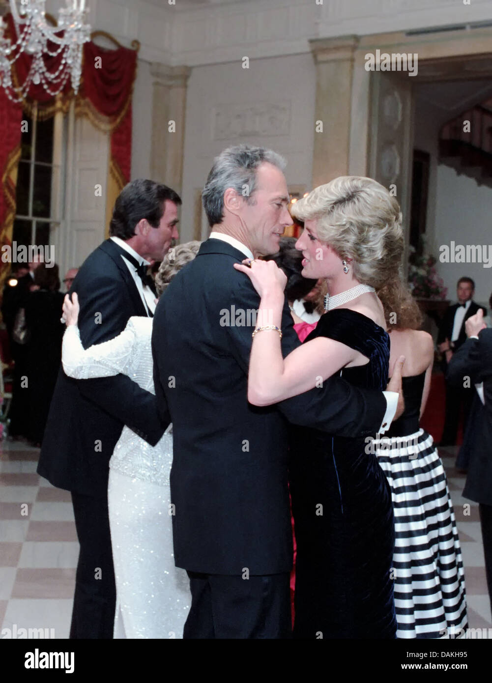 Diana, Princess of Wales Tänze mit dem Schauspieler Clint Eastwood während einer White House-Gala-Dinner in ihrer Ehre 9. November 1985 in Washington, DC. Stockfoto