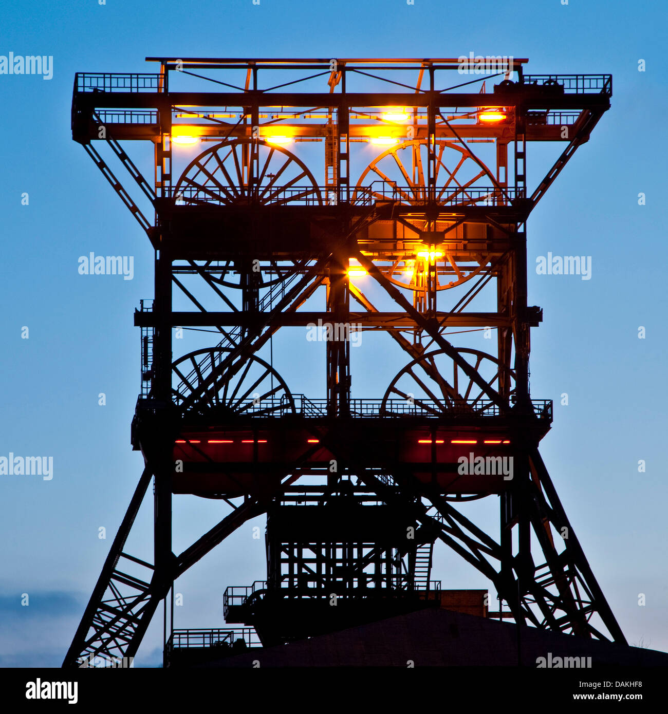 beleuchtete Kopfbedeckungen der ehemaligen mine, Konsolidierung, Deutschland, Nordrhein-Westfalen, Ruhrgebiet, Gelsenkirchen Stockfoto