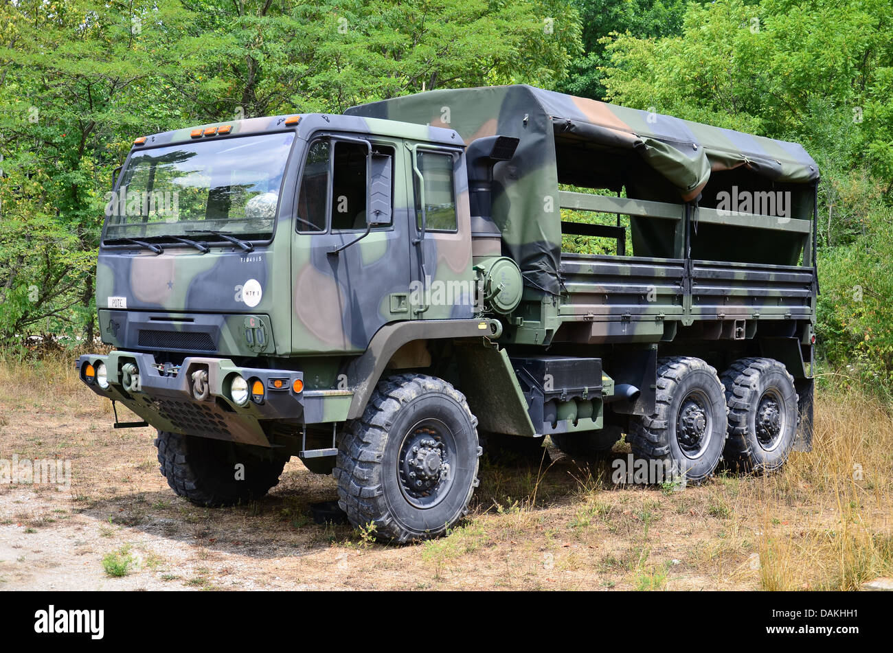 Militärische Mannschaftswagen, 2 1/2 Tonner in Tarnung. Stockfoto