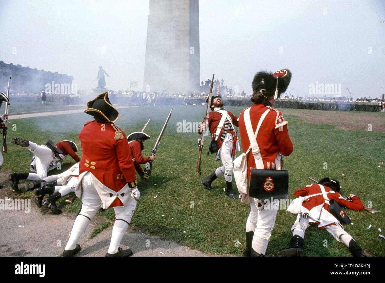 Rotröcke nehmen Opfer angreifen Kolonialisten in eine Nachstellung der Schlacht von Bunker Hill, Charlestown, Massachusetts 1775 Stockfoto