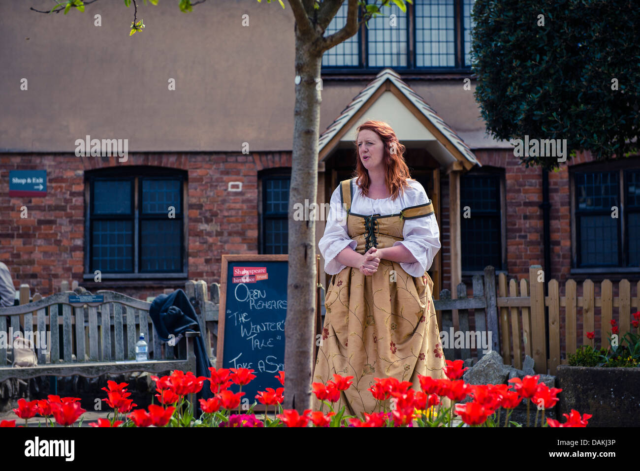 Eine weibliche Schauspieler üben sie spielen Zeilen aus einem Shakespeare in London, Vereinigtes Königreich Stockfoto