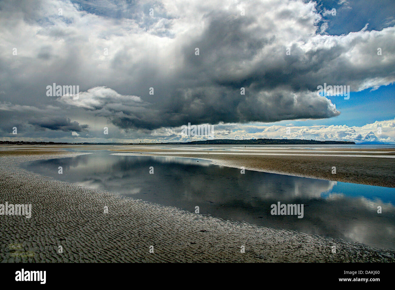 Wolken über die Semiahmoo Bay, White Rock, British Columbia, Kanada. Stockfoto