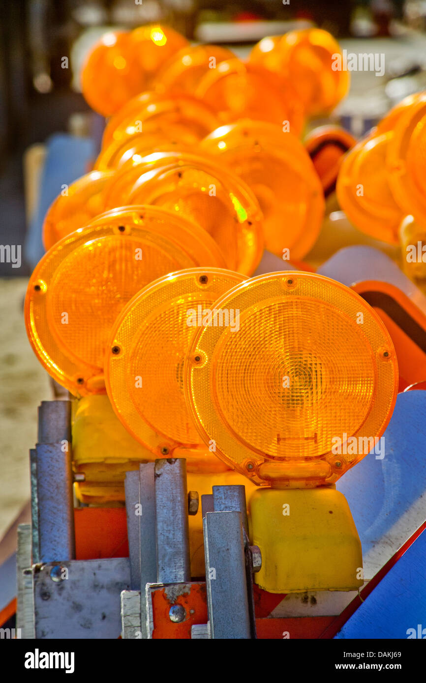 Warnleuchten Orange Sicherheit werden gestapelt bereit für den Einsatz bei einer industriellen California vor Ort. Stockfoto