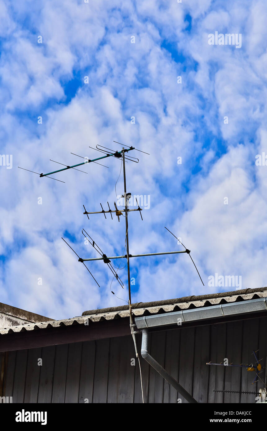 TV-Antenne auf blauen Himmel Stockfoto