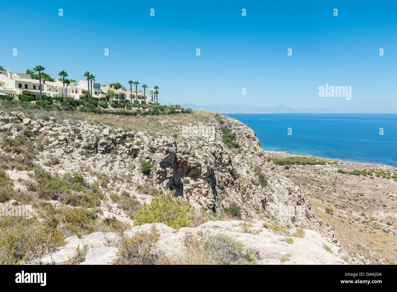 Schöne Aussicht von Häusern auf einer Klippe in Alicante im Süden Spaniens Stockfoto