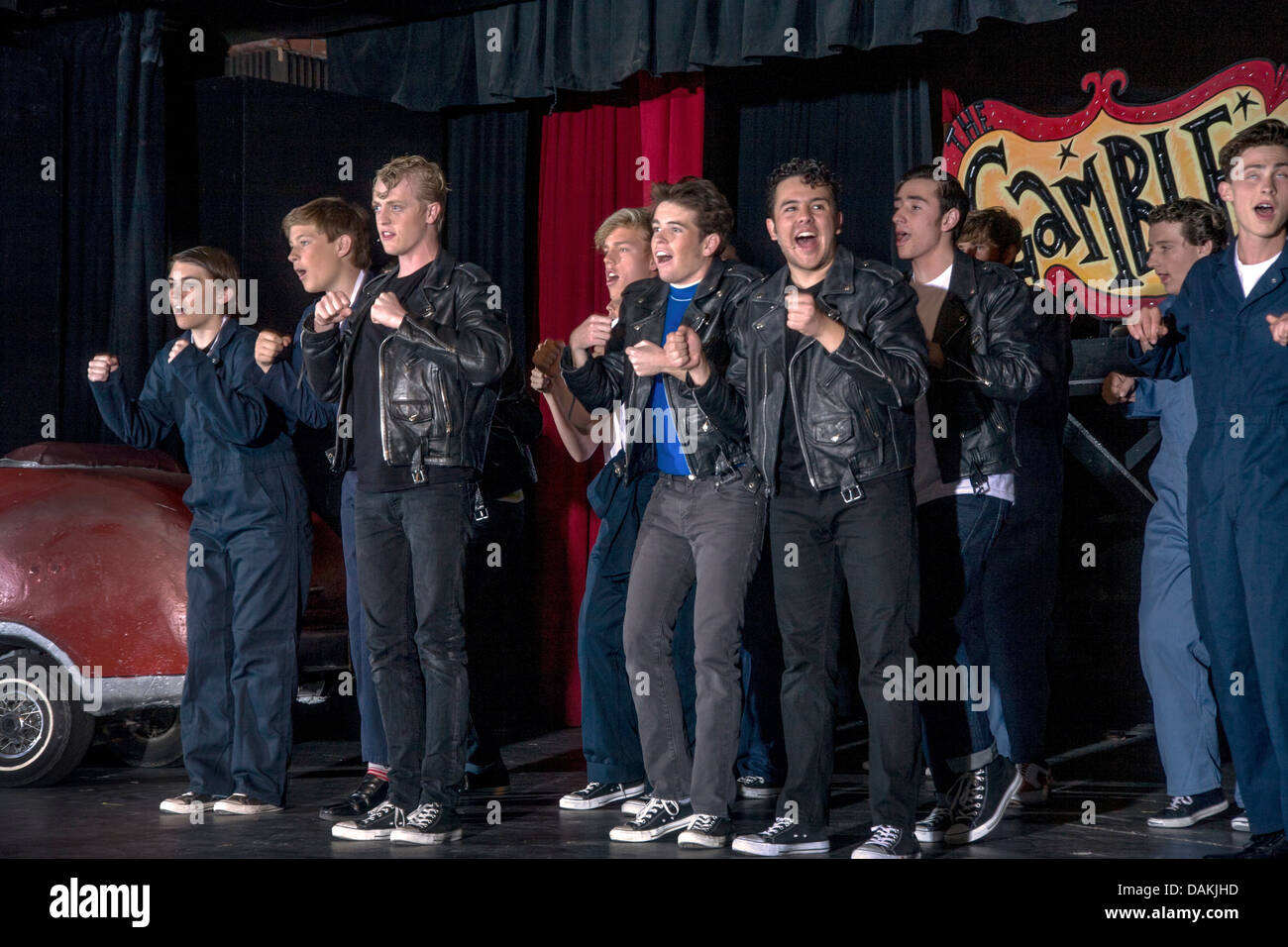 Aus schwarzem Leder "Burger Palace Boys" zu singen, zu Beginn einer Schüler-Produktion "fetten Jacken der Rydell High School". Stockfoto