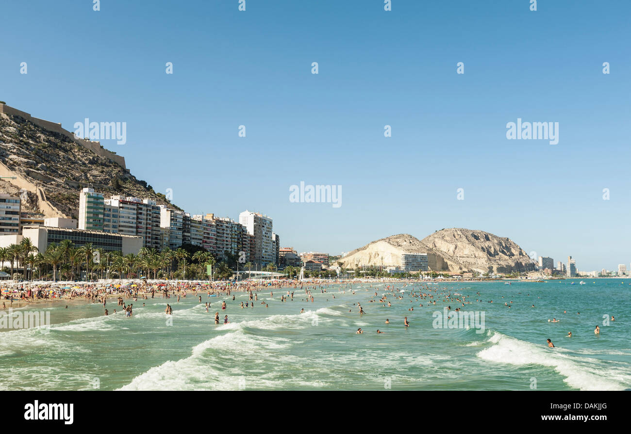 Strandbesucher genießen den Sommer in Alicante, Costa Blanca Stockfoto