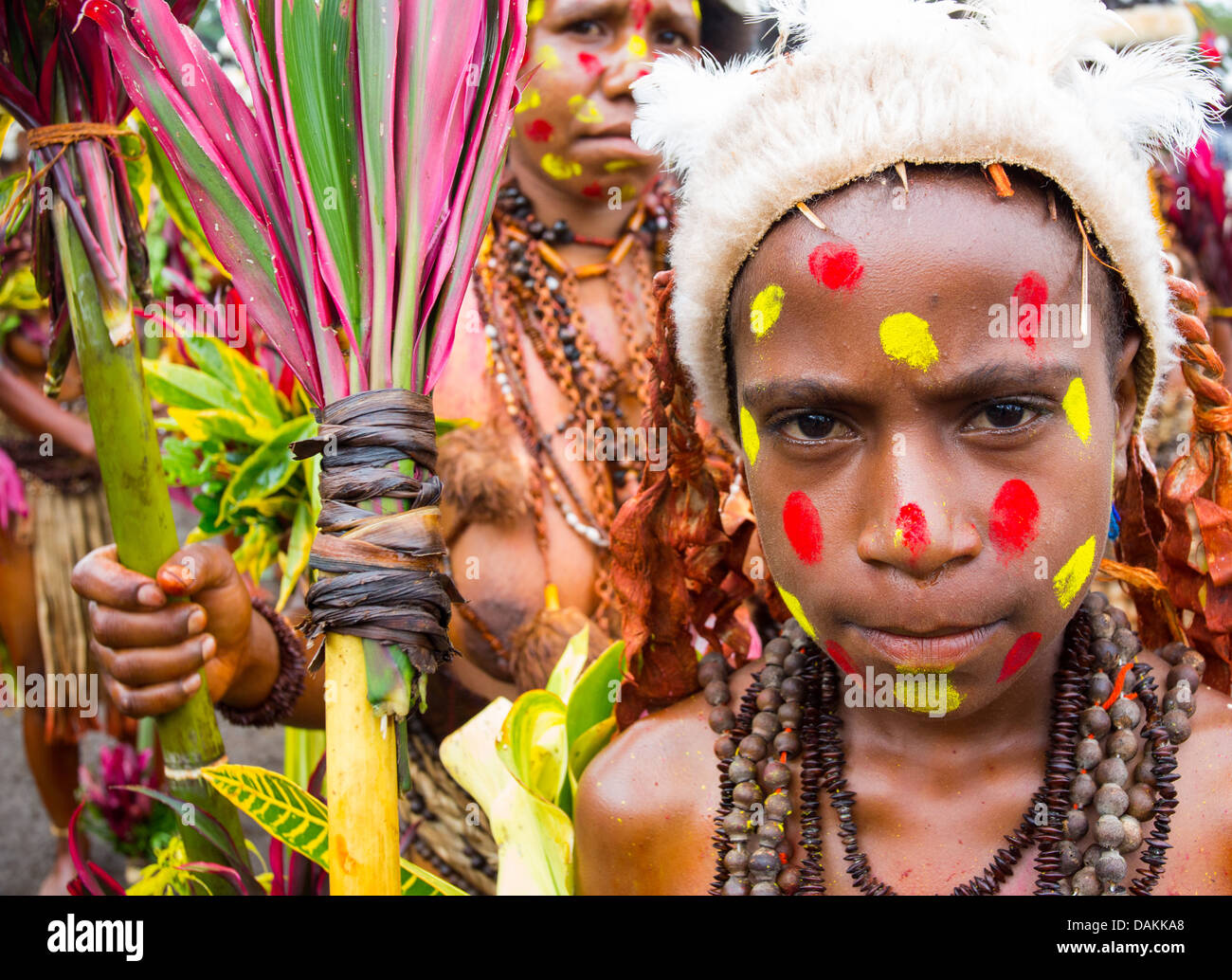 Junges Mädchen in den Selehoto Alunumuno Stamm in traditionellen Stammes-Kleid und mit ihrem Gesicht gemalt, Hochland von Papua-Neu-Guinea Stockfoto