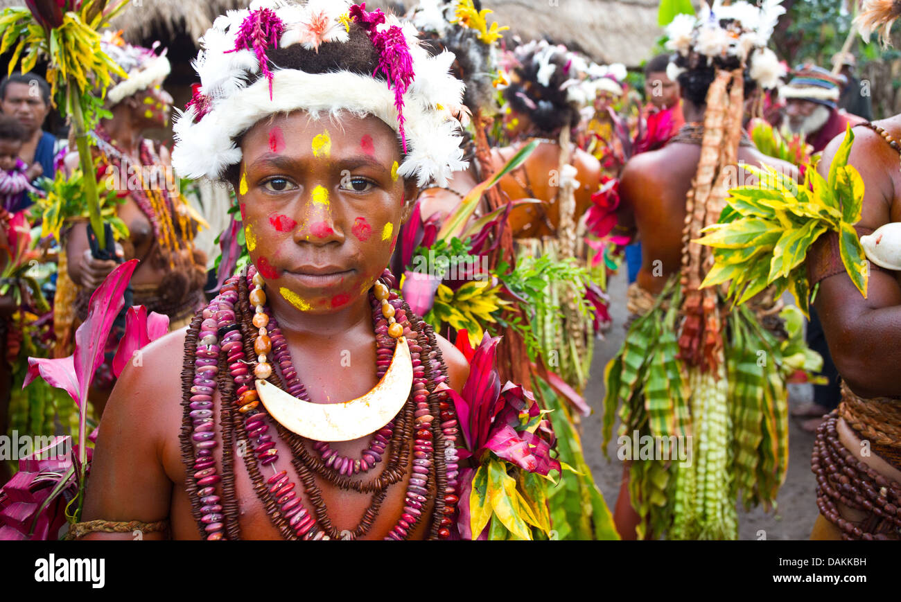 Junges Mädchen in den Selehoto Alunumuno Stamm in traditionellen Stammes-Kleid und mit ihrem Gesicht gemalt, Hochland von Papua-Neu-Guinea Stockfoto