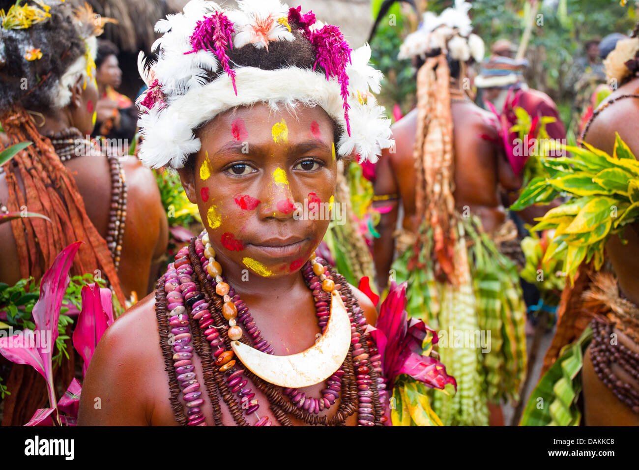 Junges Mädchen in den Selehoto Alunumuno Stamm in traditionellen Stammes-Kleid und mit ihrem Gesicht gemalt, Hochland von Papua-Neu-Guinea Stockfoto